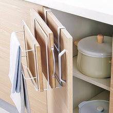 Laden Sie das Bild in den Galerie-Viewer, Side-mounted kitchen cabinet rack holding multiple wooden cutting boards with a hanging towel, optimizing vertical storage on a cabinet door.