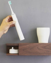 Laden Sie das Bild in den Galerie-Viewer, Placing an electric toothbrush on the walnut holder