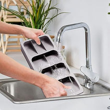 Load image into Gallery viewer, Washing the cutlery organizer
