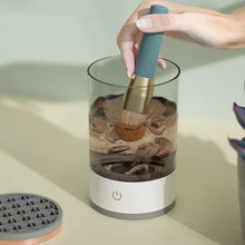 Laden Sie das Bild in den Galerie-Viewer, Cleaning a makeup brush in the electric cleaner
