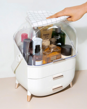 Laden Sie das Bild in den Galerie-Viewer, Lifting the detachable lid on a white makeup organizer
